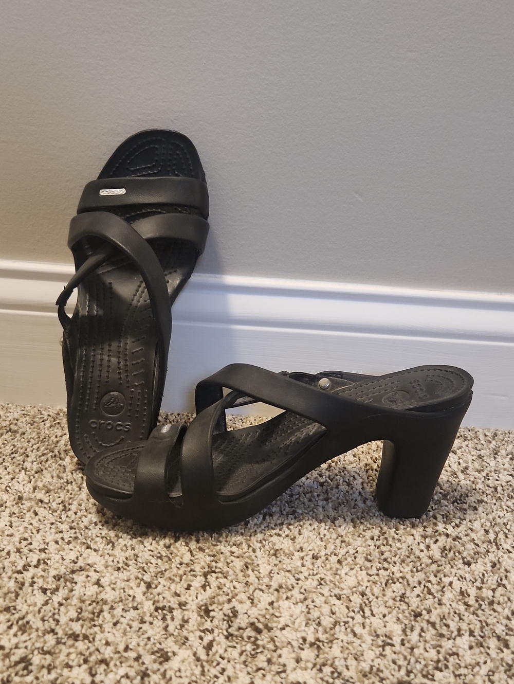 CROCS Black Strappy Block Heel Sandals - EUC